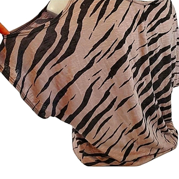 Forever 21 | Dark Tiger Print Open Shoulder Top - Picture 4 of 7